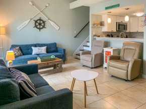 EC126 Newly Remodeled, 2 Story, Three Bedroom Condo, Shared Pool & Grill, Boardwalk, Port Aransas